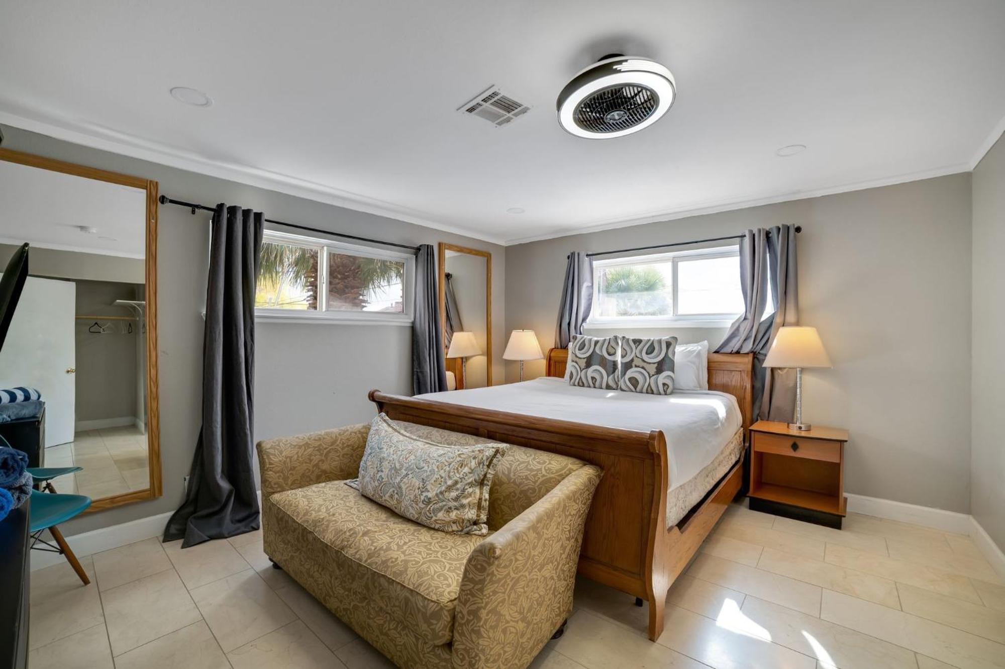 Vegas Retreat - 5 Mins From The Strip *